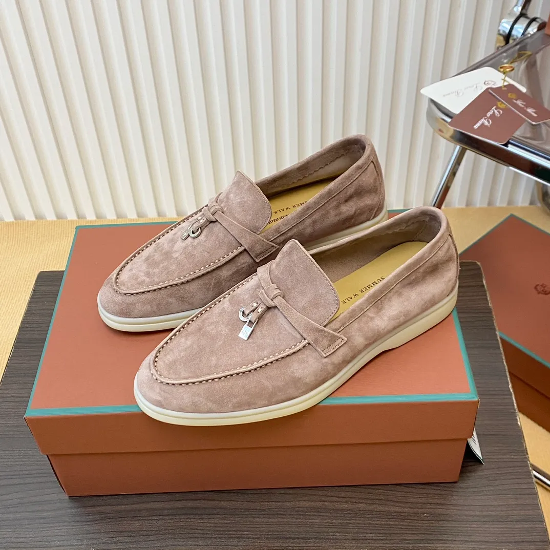👟👟Ex-factory price 540👟👟 🔥🔥🔥 Loro Piana classic model 💯Top genuine grade💯Buy the original 1:1 copy💯 Founded the existing Loro Piana company on April 24, 1924. It is the sixth generation of family operation, providing the best quality products to customers who are discerning about taste and quality. Fabric: Imported original Yangjing (men's model imported high mercerized) Lining: Made of plain calfskin Purely hand-sewn thread Authentic packaging Original outsole Size: 35-42 39-45 Note: Long-term supply, sell with confidence